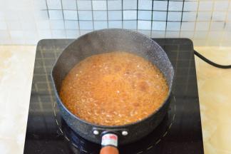 锅里加入生抽、砂糖、清水、蚝油搅拌均匀，烧开后，加入肉丝煮熟，