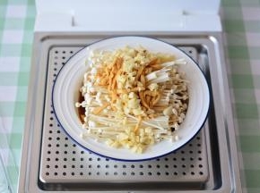 金针菇摆盘，上面放大蒜，肉丝，淋上做好的汤汁