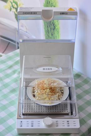 把准备好的金针菇放在臻米折叠蒸锅里面，蒸15分钟