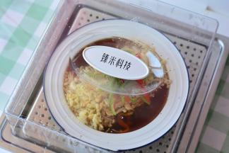 蒸好后的金针菇取出，放上青红椒丝，趁热食用