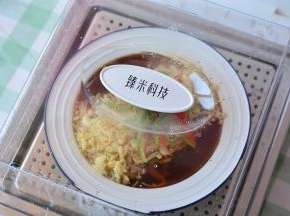蒸好后的金针菇取出，放上青红椒丝，趁热食用