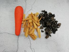 准备好食材，青椒忘放里拍照了
腐竹也洗干净浸泡，用温水浸泡五个小时左右