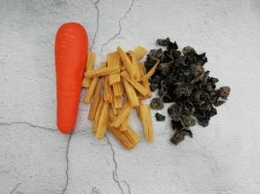 准备好食材，青椒忘放里拍照了
腐竹也洗干净浸泡，用温水浸泡五个小时左右