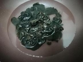 干木耳先洗一遍，然后放入温水中，然后浸泡五个小时左右，在洗干净，放入锅中焯两分钟