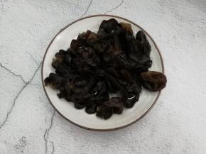 焯好的黑木耳捞出，再用水冲洗一遍