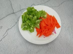 青椒和胡萝卜洗干净，青椒切成块，胡萝卜去皮切成片