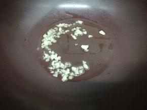 蒜和姜切成粒炒过粒，锅里放入适量的油，然后把蒜和姜放入炒出蒜香味