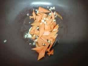 在放胡萝卜，翻炒到胡萝卜变色