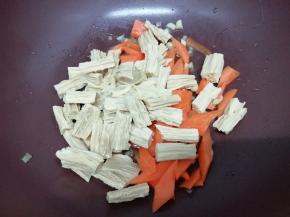 然后把浸泡好的腐竹放入锅中翻炒片刻
