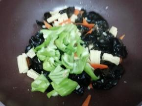 再倒入青椒，翻炒一分钟左右