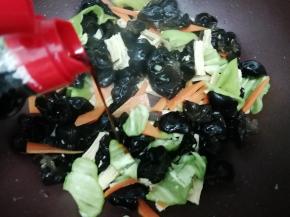 再加入生抽炒均匀，最后加入鸡精翻炒均匀即可关火出锅