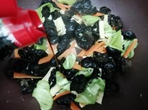 再加入生抽炒均匀，最后加入鸡精翻炒均匀即可关火出锅