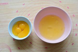 把鸡蛋的蛋清和蛋黄分离，蛋清里面加入适量的盐，用手动打蛋器搅拌一下，让盐和蛋清融合