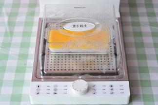 蒸好以后，把蛋黄打散，浇在皮蛋上面，继续蒸10分钟，出锅切成片状就可以食用了