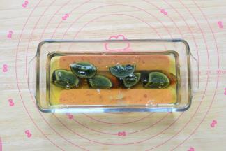 把搅好的蛋清倒在摆放好的皮蛋上面