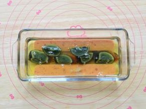 把搅好的蛋清倒在摆放好的皮蛋上面