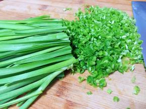 蒜苗洗净切碎