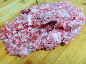 猪肉剁碎成馅（个人感觉剁碎的馅比搅碎的好吃）