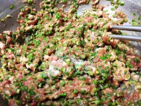 放盐，顺一个方向搅拌上劲，搅拌均匀备用