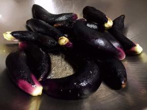 油锅中火烧热，转小火放入茄子翻炒