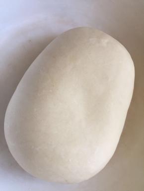 面粉和水混合，和成面团，开始有些粗糙，过5分钟再揉一下就会光滑许多，醒面40-50分钟