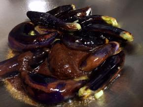 放入黄豆酱继续翻炒片刻