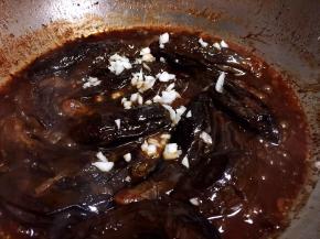 汤汁浓稠，撒蒜末出锅