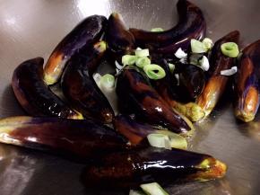 小火慢慢煸炒茄子，使茄子炒软，放入葱碎继续翻炒，这个过程大约需要10分钟