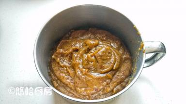 枣泥是现做的，大约用了一斤红枣，洗净后切开去核，加适量的水煮软，水不要加太多，保证红枣不干即可。煮软后的红枣放凉后用破壁机打碎，用破壁机打的时候要加一点点水，否则打不动。打好的枣泥就是图中的状态，不用炒，直接用它做蛋糕。