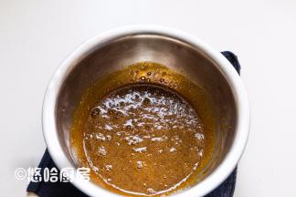 蛋清、蛋黄分至2个无油无水的干净容器中，蛋黄中放入20克红糖，隔温水搅打至红糖完全融化。