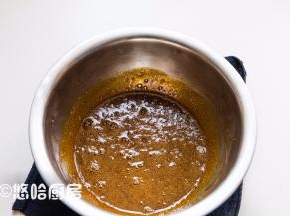蛋清、蛋黄分至2个无油无水的干净容器中，蛋黄中放入20克红糖，隔温水搅打至红糖完全融化。