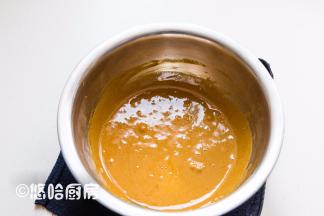 继续搅打蛋黄液至颜色变浅、乳化的状态。