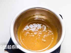继续搅打蛋黄液至颜色变浅、乳化的状态。