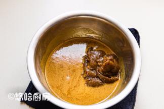 在蛋黄液中加入玉米油、牛奶搅匀，加入170克枣泥搅匀。