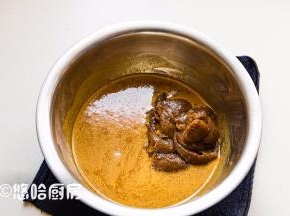 在蛋黄液中加入玉米油、牛奶搅匀，加入170克枣泥搅匀。