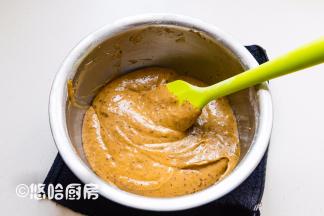 筛入混合后的低筋面粉和泡打粉，用蛋抽或刮刀上下切拌搅匀，放一边待用。