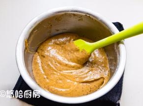 筛入混合后的低筋面粉和泡打粉，用蛋抽或刮刀上下切拌搅匀，放一边待用。