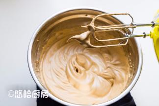 烤箱以上下火均170度预热，蛋清中放入过筛的红糖，先用打蛋器打出大泡沫，放一小捏的盐，继续用打蛋器搅打至能拉起大尖角、湿性偏干的状态，也不要打的太硬，太硬的蛋清不好切拌。