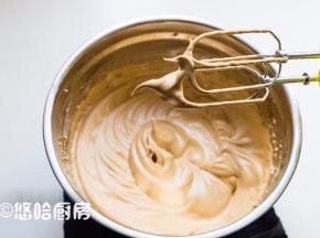 烤箱以上下火均170度预热，蛋清中放入过筛的红糖，先用打蛋器打出大泡沫，放一小捏的盐，继续用打蛋器搅打至能拉起大尖角、湿性偏干的状态，也不要打的太硬，太硬的蛋清不好切拌。