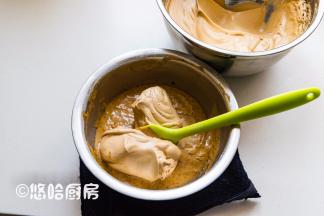 取1/3的蛋白霜至蛋黄糊中，上下切拌均匀。