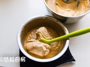 取1/3的蛋白霜至蛋黄糊中，上下切拌均匀。