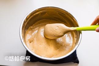 蛋白霜分3次拌入蛋黄糊中，拌匀的蛋糕糊浓稠细腻，有光泽。