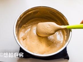 蛋白霜分3次拌入蛋黄糊中，拌匀的蛋糕糊浓稠细腻，有光泽。