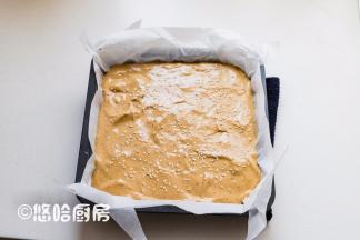 烤盘中提前铺好油纸，将蛋糕糊倒入烤盘中，表面大致抹平即可，撒一点白芝麻，没有白芝麻可以不放。