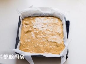 烤盘中提前铺好油纸，将蛋糕糊倒入烤盘中，表面大致抹平即可，撒一点白芝麻，没有白芝麻可以不放。