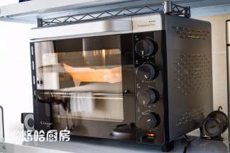 烤盘放入烤箱的下层，烘烤25分钟。