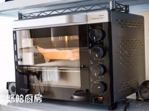 烤盘放入烤箱的下层，烘烤25分钟。