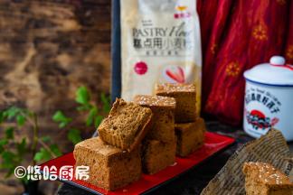 蛋糕放凉后切块，我没等到放凉就切开了，太好吃了，口感有点湿润，非常松软。