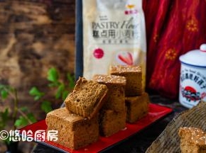蛋糕放凉后切块，我没等到放凉就切开了，太好吃了，口感有点湿润，非常松软。