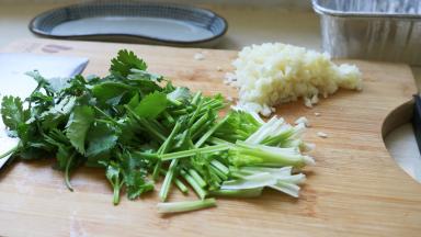 香菜洗净切段，大蒜剁碎